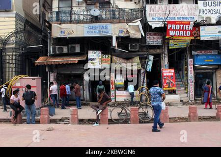 La gente è vista camminare su un tratto di recente costruzione tra il forte rosso e Fatehpuri a Chandni Chowk in mezzo a lavori di ristrutturazione in corso il 31 luglio 2020 a Nuova Delhi, India. Come parte di un piano per risviluppare la zona e ripristinare la sua gloria, il partito AAM Aadmi (AAP) ha guidato il governo di Delhi sta lavorando per rendere il tratto di 1,3 km di Chandni Chowk completamente auto-free e zona pedonale amichevole. (Foto di Mayank Makhija/NurPhoto) Foto Stock