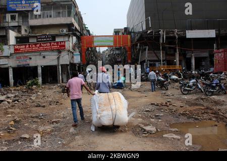 La gente ha visto camminare su un tratto di nuova costruzione tra il forte Rosso e Fatehpuri a Chandni Chowk in mezzo a lavori di ristrutturazione in corso il 31 luglio 2020 a Nuova Delhi, India. Come parte di un piano per risviluppare la zona e ripristinare la sua gloria, il partito AAM Aadmi (AAP) ha guidato il governo di Delhi sta lavorando per rendere il tratto di 1,3 km di Chandni Chowk completamente auto-free e zona pedonale amichevole. (Foto di Mayank Makhija/NurPhoto) Foto Stock