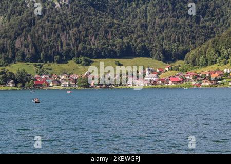 Vista generale del lago di Palcmanska Masa (bacino idrico) e del villaggio di Dedinky si vede nel Paradiso Slovacco - una catena montuosa nella Slovacchia orientale, parte del Carso Spicomeo, una parte dei Monti Ore Slovacchi, una grande suddivisione dei Carpazi occidentali a Dedinky, Slovacchia il 31 luglio 2020 (Foto di Michal Fludra/NurPhoto) Foto Stock