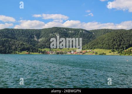 Vista generale del lago di Palcmanska Masa (bacino idrico) e del villaggio di Dedinky si vede nel Paradiso Slovacco - una catena montuosa nella Slovacchia orientale, parte del Carso Spicomeo, una parte dei Monti Ore Slovacchi, una grande suddivisione dei Carpazi occidentali a Dedinky, Slovacchia il 31 luglio 2020 (Foto di Michal Fludra/NurPhoto) Foto Stock