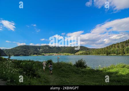 Vista generale del lago di Palcmanska Masa (bacino idrico) e del villaggio di Dedinky si vede nel Paradiso Slovacco - una catena montuosa nella Slovacchia orientale, parte del Carso Spicomeo, una parte dei Monti Ore Slovacchi, una grande suddivisione dei Carpazi occidentali a Dedinky, Slovacchia il 31 luglio 2020 (Foto di Michal Fludra/NurPhoto) Foto Stock