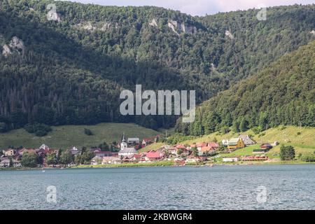 Vista generale del lago di Palcmanska Masa (bacino idrico) e del villaggio di Dedinky si vede nel Paradiso Slovacco - una catena montuosa nella Slovacchia orientale, parte del Carso Spicomeo, una parte dei Monti Ore Slovacchi, una grande suddivisione dei Carpazi occidentali a Dedinky, Slovacchia il 31 luglio 2020 (Foto di Michal Fludra/NurPhoto) Foto Stock