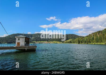 Vista generale del lago di Palcmanska Masa (bacino idrico) e del villaggio di Dedinky si vede nel Paradiso Slovacco - una catena montuosa nella Slovacchia orientale, parte del Carso Spicomeo, una parte dei Monti Ore Slovacchi, una grande suddivisione dei Carpazi occidentali a Dedinky, Slovacchia il 31 luglio 2020 (Foto di Michal Fludra/NurPhoto) Foto Stock