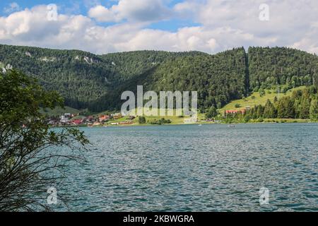 Vista generale del lago di Palcmanska Masa (bacino idrico) e del villaggio di Dedinky si vede nel Paradiso Slovacco - una catena montuosa nella Slovacchia orientale, parte del Carso Spicomeo, una parte dei Monti Ore Slovacchi, una grande suddivisione dei Carpazi occidentali a Dedinky, Slovacchia il 31 luglio 2020 (Foto di Michal Fludra/NurPhoto) Foto Stock