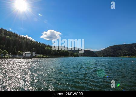 Vista generale del lago di Palcmanska Masa (bacino idrico) e del villaggio di Dedinky si vede nel Paradiso Slovacco - una catena montuosa nella Slovacchia orientale, parte del Carso Spicomeo, una parte dei Monti Ore Slovacchi, una grande suddivisione dei Carpazi occidentali a Dedinky, Slovacchia il 31 luglio 2020 (Foto di Michal Fludra/NurPhoto) Foto Stock