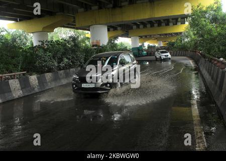 Una macchina spruzza acqua mentre si muove su una strada baglata dopo la pioggia, in un sottopassaggio vicino Geeta Colony il 31 luglio 2020 a Nuova Delhi, India. (Foto di Mayank Makhija/NurPhoto) Foto Stock