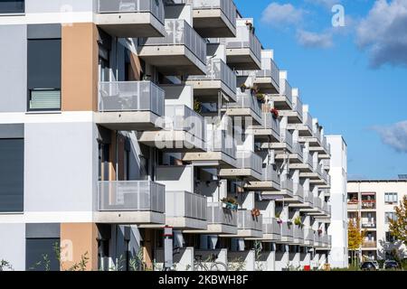 Moderni edifici di appartamenti con molti balconi visti a Berlino, Germania Foto Stock