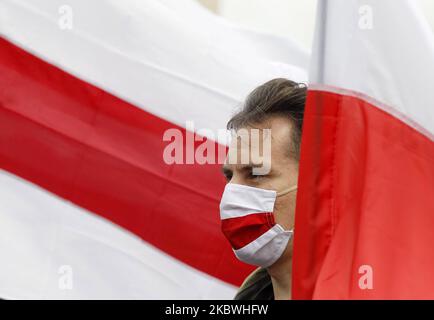 Un uomo che indossa una maschera a colori di bandiera bielorussa partecipa a un raduno di attivisti bielorussi chiamato "Bielorussia libera" nella Piazza dell'Indipendenza a Kyiv, in Ucraina, il 01 agosto 2020. Gli attivisti bielorussi hanno tenuto il rally di solidarietà con l'opposizione bielorussa al centro della capitale Ucraina. Le elezioni presidenziali sono previste in Bielorussia il 09 agosto 2020. (Foto di Str/NurPhoto) Foto Stock