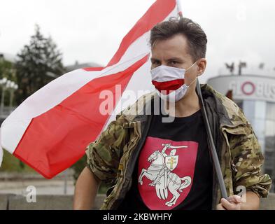 Un uomo che indossa una maschera a colori di bandiera bielorussa partecipa a un raduno di attivisti bielorussi chiamato "Bielorussia libera" nella Piazza dell'Indipendenza a Kyiv, in Ucraina, il 01 agosto 2020. Gli attivisti bielorussi hanno tenuto il rally di solidarietà con l'opposizione bielorussa al centro della capitale Ucraina. Le elezioni presidenziali sono previste in Bielorussia il 09 agosto 2020. (Foto di Str/NurPhoto) Foto Stock