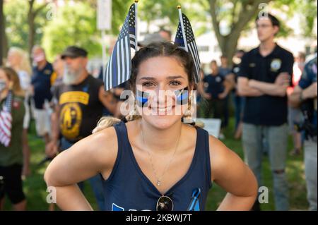 Centinaia di persone si esibiscono a sostegno delle forze dell'ordine e di uno scontro tra i ralliers e Black Lives Matter ad Albany, NY, il 1 agosto 2020. (Foto di Zach D Roberts/NurPhoto) Foto Stock