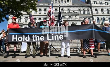 Centinaia di persone si esibiscono a sostegno delle forze dell'ordine e di uno scontro tra i ralliers e Black Lives Matter ad Albany, NY, il 1 agosto 2020. (Foto di Zach D Roberts/NurPhoto) Foto Stock