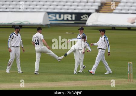 Jordan Thompson e Adam Lyth celebrano toccando i piedi dopo che Thompson ha licenziato il Cameron Steel di Durham durante la partita del Bob Willis Trophy tra Durham e Yorkshire a Emirates Riverside, Chester le Street, Inghilterra il 1st agosto 2020. (Foto di Mark Fletcher/MI News/NurPhoto) Foto Stock