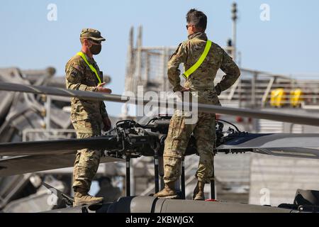 Truppe dell'esercito degli Stati Uniti d'America riuniscono e fissano i loro elicotteri dopo averli scaricati dalla nave ARC al porto di Alexandroupoli. Truppe della 101st Aviazione da combattimento aerea in uniforme sul lavoro di servizio sugli elicotteri e indossare maschere facciali come misure di prevenzione della sicurezza contro la diffusione di Coronavirus Covid-19 epidemia pandemica. La Brigata CAB 101 dell'esercito degli Stati Uniti arriva al porto di Alexandroupolis in Grecia per dispiegare soldati, manodopera, truppe, veicoli ed elicotteri per l'esercizio militare della NATO 2020 Atlantic Resolve. Il 23 luglio 2020 ad Alexandroupoli, Grecia. (Foto b Foto Stock