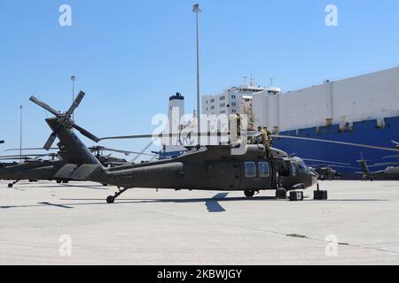 Truppe dell'esercito degli Stati Uniti d'America riuniscono e fissano i loro elicotteri dopo averli scaricati dalla nave ARC al porto di Alexandroupoli. Truppe della 101st Aviazione da combattimento aerea in uniforme sul lavoro di servizio sugli elicotteri e indossare maschere facciali come misure di prevenzione della sicurezza contro la diffusione di Coronavirus Covid-19 epidemia pandemica. La Brigata CAB 101 dell'esercito degli Stati Uniti arriva al porto di Alexandroupolis in Grecia per dispiegare soldati, manodopera, truppe, veicoli ed elicotteri per l'esercizio militare della NATO 2020 Atlantic Resolve. Il 23 luglio 2020 ad Alexandroupoli, Grecia. (Foto b Foto Stock