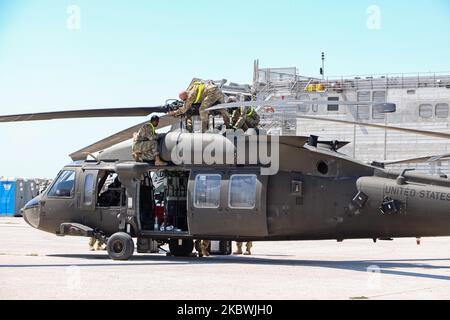 Truppe dell'esercito degli Stati Uniti d'America riuniscono e fissano i loro elicotteri dopo averli scaricati dalla nave ARC al porto di Alexandroupoli. Truppe della 101st Aviazione da combattimento aerea in uniforme sul lavoro di servizio sugli elicotteri e indossare maschere facciali come misure di prevenzione della sicurezza contro la diffusione di Coronavirus Covid-19 epidemia pandemica. La Brigata CAB 101 dell'esercito degli Stati Uniti arriva al porto di Alexandroupolis in Grecia per dispiegare soldati, manodopera, truppe, veicoli ed elicotteri per l'esercizio militare della NATO 2020 Atlantic Resolve. Il 23 luglio 2020 ad Alexandroupoli, Grecia. (Foto b Foto Stock