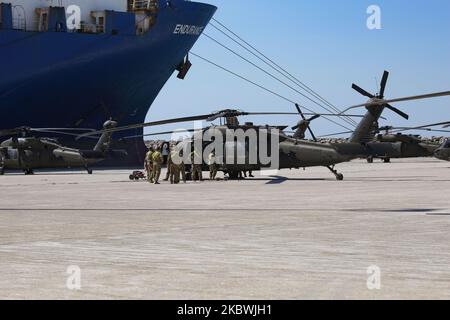 Truppe dell'esercito degli Stati Uniti d'America riuniscono e fissano i loro elicotteri dopo averli scaricati dalla nave ARC al porto di Alexandroupoli. Truppe della 101st Aviazione da combattimento aerea in uniforme sul lavoro di servizio sugli elicotteri e indossare maschere facciali come misure di prevenzione della sicurezza contro la diffusione di Coronavirus Covid-19 epidemia pandemica. La Brigata CAB 101 dell'esercito degli Stati Uniti arriva al porto di Alexandroupolis in Grecia per dispiegare soldati, manodopera, truppe, veicoli ed elicotteri per l'esercizio militare della NATO 2020 Atlantic Resolve. Il 23 luglio 2020 ad Alexandroupoli, Grecia. (Foto b Foto Stock