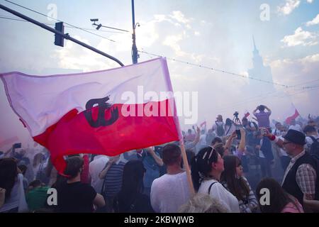 La gente si vede risuonare durante la sirena di un minuto che suona per commemorare l'inizio della rivolta di Varsavia a Varsavia, in Polonia, il 1 agosto 2020. Sabato la Polonia ha celebrato il 76th° anniversario della rivolta di Varsavia, un tentativo fallito da parte dell'esercito sotterraneo di Poilsh di cacciare i tedeschi nazisti da Varsavia. Diversi nazionalisti tra cui il nazionalista di spicco Robert Bakiewicz ha parlato con una folla di diverse migliaia di 'riparazioni' che la Germania deve pagare per i danni risultanti dalla seconda guerra mondiale. (Foto di Jaap Arriens/NurPhoto) Foto Stock