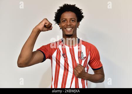 SIDO Jombati indicazioni per Oldham Athletic a Boundary Park, Oldham. Il 2 agosto 2020 a Oldham, Inghilterra. (Foto di Eddie GarveyMI News/NurPhoto) Foto Stock