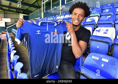 SIDO Jombati indicazioni per Oldham Athletic a Boundary Park, Oldham. Il 2 agosto 2020 a Oldham, Inghilterra. (Foto di Eddie GarveyMI News/NurPhoto) Foto Stock