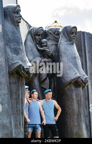 I giovani soldati si posano sotto i figli del monumento della Patria durante le celebrazioni della Giornata dell'Esercito a Minsk, in Bielorussia, il 2 agosto 2020. (Foto di Celestino Arce/NurPhoto) Foto Stock