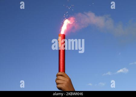 Un flare si osserva durante il 76th° anniversario della rivolta di Varsavia. Cracovia, Polonia il 1st agosto 2020. La rivolta di Varsavia fu un'operazione importante della seconda guerra mondiale, iniziata il 1st agosto 1944 dalla resistenza sotterranea polacca, guidata dall'Esercito nazionale di resistenza polacca (Armia Krajowa), per liberare Varsavia dall'occupazione tedesca. (Foto di Beata Zawrzel/NurPhoto) Foto Stock