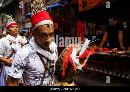 I medici delle streghe nepalesi eseguono rituali religiosi durante il festival Janai Purnima a Patan, Nepal, il 3 agosto 2020. (Foto di Rojan Shrestha/NurPhoto) Foto Stock