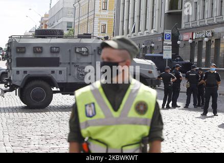 Ufficiali di polizia e soldati della guardia nazionale sono in guardia mentre i membri delle forze speciali si preparano a detenere un uomo che minaccia di esplodere una bomba presso un ufficio bancario nel centro di Kyiv, Ucraina, il 03 agosto 2020. Come i media locali hanno portato, un uomo non identificato ha preso in ostaggio un ostaggio ed è stato minacciato di far esplodere una bomba presso l'ufficio della 'Banca universale' nel centro della capitale Ucraina. I membri del Servizio di sicurezza dell'Ucraina hanno detenuto un uomo, identificato come cittadino uzbeko, come riportato dai media locali. (Foto di Str/NurPhoto) Foto Stock