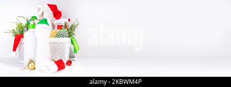 Natale pulizia flatlay, pubblicità banner mockup per la campagna di pulizia invernale. Impostare vari detergenti, bottiglie, spray, accessori, utensili, bianco Foto Stock