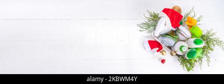 Natale pulizia flatlay, pubblicità banner mockup per la campagna di pulizia invernale. Impostare vari detergenti, bottiglie, spray, accessori, utensili, bianco Foto Stock