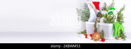 Natale pulizia flatlay, pubblicità banner mockup per la campagna di pulizia invernale. Impostare vari detergenti, bottiglie, spray, accessori, utensili, bianco Foto Stock