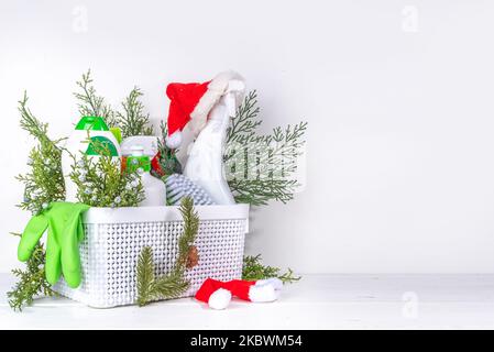 Natale pulizia flatlay, pubblicità banner mockup per la campagna di pulizia invernale. Impostare vari detergenti, bottiglie, spray, accessori, utensili, bianco Foto Stock
