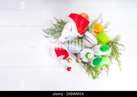Natale pulizia flatlay, pubblicità banner mockup per la campagna di pulizia invernale. Impostare vari detergenti, bottiglie, spray, accessori, utensili, bianco Foto Stock