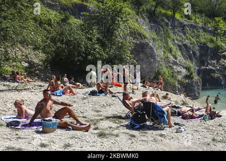 Le persone godono di tempo libero durante una calda giornata estiva alla laguna di Zakrzowek a Cracovia, Polonia, il 2nd agosto 2020. Zakrzowek, un'antica cava di calcare, situata molto vicino al centro della città, attrae con un paesaggio quasi mediterraneo - acqua turchese, scogliere rocciose, natura selvaggia. Anche se c'è un rigoroso divieto di nuotare nella laguna, i Cracoviani continuano a utilizzare la zona e godere della sua pace e bellezza nelle giornate calde. (Foto di Beata Zawrzel/NurPhoto) Foto Stock