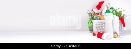 Natale pulizia flatlay, pubblicità banner mockup per la campagna di pulizia invernale. Impostare vari detergenti, bottiglie, spray, accessori, utensili, bianco Foto Stock