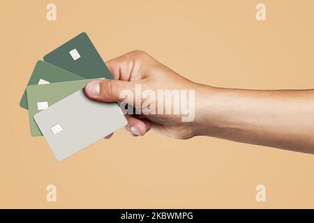 Mano dell'uomo che tiene le carte di credito. Foto Stock