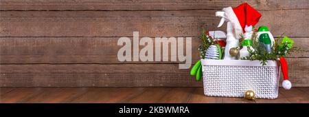 Natale pulizia flatlay, pubblicità banner mockup per la campagna di pulizia invernale. Impostare vari detergenti, bottiglie, spray, accessori, utensili, woode Foto Stock