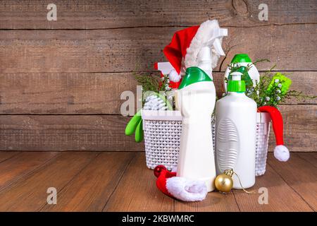Natale pulizia flatlay, pubblicità banner mockup per la campagna di pulizia invernale. Impostare vari detergenti, bottiglie, spray, accessori, utensili, woode Foto Stock