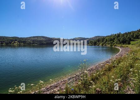 Vista generale del lago di Palcmanska Masa (bacino idrico) e del villaggio di Dedinky si vede nel Paradiso Slovacco - una catena montuosa nella Slovacchia orientale, parte del Carso Spicomeo, una parte dei Monti Ore Slovacchi, una grande suddivisione dei Carpazi occidentali a Dedinky, Slovacchia il 1 agosto 2020 (Foto di Michal Fludra/NurPhoto) Foto Stock