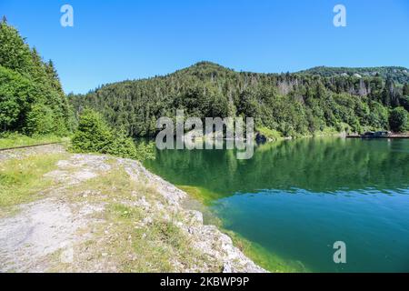 Vista generale del lago di Palcmanska Masa (bacino idrico) e del villaggio di Dedinky si vede nel Paradiso Slovacco - una catena montuosa nella Slovacchia orientale, parte del Carso Spicomeo, una parte dei Monti Ore Slovacchi, una grande suddivisione dei Carpazi occidentali a Dedinky, Slovacchia il 1 agosto 2020 (Foto di Michal Fludra/NurPhoto) Foto Stock