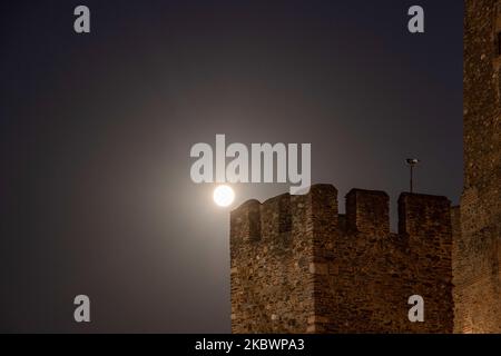 L'estate agosto Luna piena soprannominata Sturgeon Moon come visto da Salonicco, Grecia il 3 agosto 2020. La luna sorge sopra Heptapyrgion o Yedi Kule, un monumento archeologico, punto di riferimento e attrazione per la città, una fortezza di epoca bizantina e ottomana, situata all'angolo nord di pasqua dell'Acropoli di Salonicco, che è tradotto come Fortezza delle sette Torri. La Grecia ha più siti archeologici aperti ai visitatori durante la notte della Luna piena di Agosto, ogni anno, con ingressi gratuiti a siti, musei, tour con guide, concerti, eventi ecc. la Luna è un A. Foto Stock