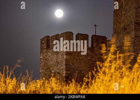 L'estate agosto Luna piena soprannominata Sturgeon Moon come visto da Salonicco, Grecia il 3 agosto 2020. La luna sorge sopra Heptapyrgion o Yedi Kule, un monumento archeologico, punto di riferimento e attrazione per la città, una fortezza di epoca bizantina e ottomana, situata all'angolo nord di pasqua dell'Acropoli di Salonicco, che è tradotto come Fortezza delle sette Torri. La Grecia ha più siti archeologici aperti ai visitatori durante la notte della Luna piena di Agosto, ogni anno, con ingressi gratuiti a siti, musei, tour con guide, concerti, eventi ecc. la Luna è un A. Foto Stock