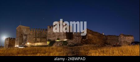 L'estate agosto Luna piena soprannominata Sturgeon Moon come visto da Salonicco, Grecia il 3 agosto 2020. La luna sorge sopra Heptapyrgion o Yedi Kule, un monumento archeologico, punto di riferimento e attrazione per la città, una fortezza di epoca bizantina e ottomana, situata all'angolo nord di pasqua dell'Acropoli di Salonicco, che è tradotto come Fortezza delle sette Torri. La Grecia ha più siti archeologici aperti ai visitatori durante la notte della Luna piena di Agosto, ogni anno, con ingressi gratuiti a siti, musei, tour con guide, concerti, eventi ecc. la Luna è un A. Foto Stock