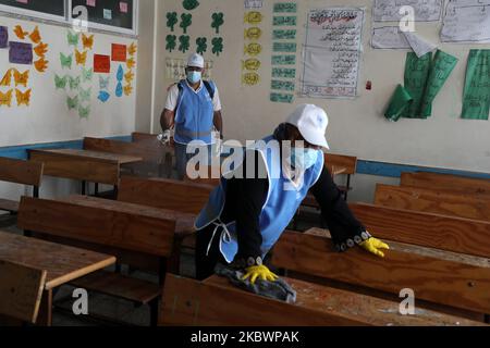 Un operaio palestinese che indossa una maschera protettiva igienizza un'aula scolastica in una scuola gestita dalle Nazioni Unite prima dell'inizio di un nuovo anno accademico, in mezzo alle preoccupazioni circa la diffusione della malattia di coronavirus (COVID-19), a Gaza City, in Palestina il 5 agosto 2020. (Foto di Majdi Fathi/NurPhoto) Foto Stock