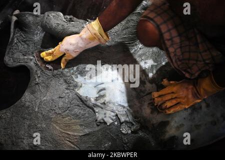 Un laburista lavora su una pelle grezza in una conceria nella zona di Savar vicino a Dhaka, Bangladesh, mercoledì 05,2020 agosto. (Foto di Syed Mahamudur Rahman/NurPhoto) Foto Stock