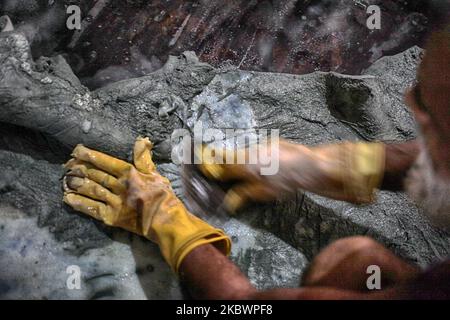 Un laburista lavora su una pelle grezza in una conceria nella zona di Savar vicino a Dhaka, Bangladesh, mercoledì 05,2020 agosto. (Foto di Syed Mahamudur Rahman/NurPhoto) Foto Stock