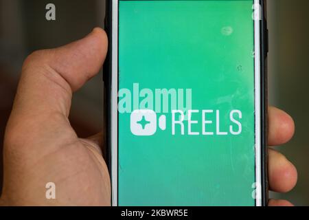 Il nuovo logo 'Reels' viene visualizzato sullo schermo del telefono in questa foto scattata a l'Aquila il 5 agosto 2020. Facebook lancia la sua nuova funzione ''Reels'' su Instagram in 50 paesi in tutto il mondo. Questa caratteristica sarà un concorrente del famoso social network TikTok. (Foto di Lorenzo di Cola/NurPhoto) Foto Stock