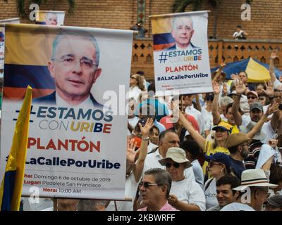 I sostenitori dell'ex presidente e senatore della Colombia, Alvaro Uribe Velez protestano dopo il suo arresto il 5 agosto 2020 a Bogotà, Colombia. Alvaro Uribe Velez, il politico più influente della storia moderna della Colombia, quello con il più alto volume elettorale negli ultimi due decenni, ha trascorso la sua prima notte agli arresti domiciliari con la sua famiglia ieri, dopo la decisione della Corte Suprema. (Foto di Juan Carlos Torres/NurPhoto) Foto Stock