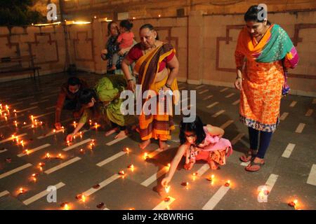 I membri di Vishwa Hindu Parishad (VHP) celebrano la cerimonia di posa della fondazione illuminando Diya presso la sede di VHP, RK Puram a Nuova Delhi come primo ministro Narendra modi ha partecipato ad una ''Bhoomi Pujan'' o ad una cerimonia di rottura per segnare la costruzione di un grande tempio di RAM ad Ayodhya in Utttar Pradesh, il 5 agosto 2020. (Foto di Mayank Makhija/NurPhoto) Foto Stock