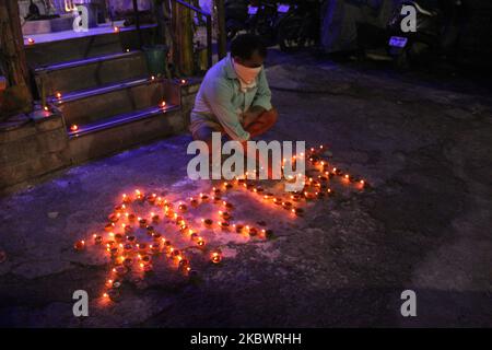 I membri di Vishwa Hindu Parishad (VHP) celebrano la cerimonia di posa della fondazione illuminando Diya presso la sede di VHP, RK Puram a Nuova Delhi come primo ministro Narendra modi ha partecipato ad una ''Bhoomi Pujan'' o ad una cerimonia di rottura per segnare la costruzione di un grande tempio di RAM ad Ayodhya in Utttar Pradesh, il 5 agosto 2020. (Foto di Mayank Makhija/NurPhoto) Foto Stock