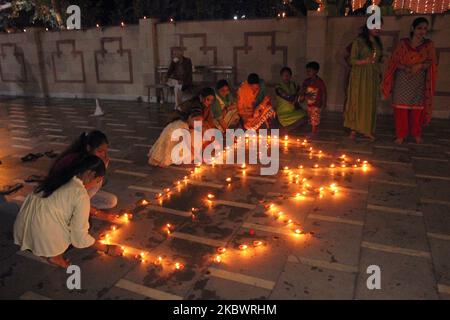 I membri di Vishwa Hindu Parishad (VHP) celebrano la cerimonia di posa della fondazione illuminando Diya presso la sede di VHP, RK Puram a Nuova Delhi come primo ministro Narendra modi ha partecipato ad una ''Bhoomi Pujan'' o ad una cerimonia di rottura per segnare la costruzione di un grande tempio di RAM ad Ayodhya in Utttar Pradesh, il 5 agosto 2020. (Foto di Mayank Makhija/NurPhoto) Foto Stock